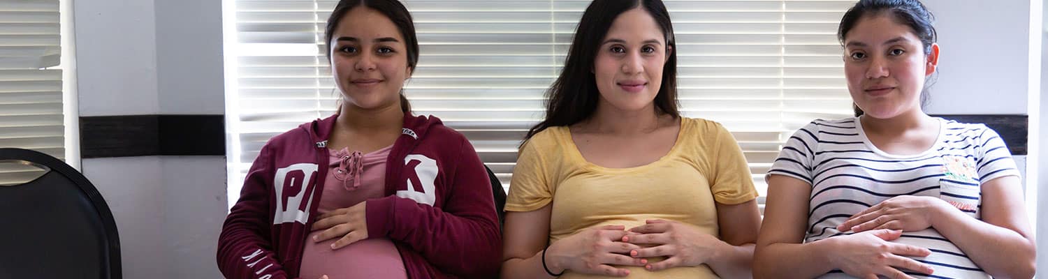 Mujeres embarazadas, sentado, en, sala de espera